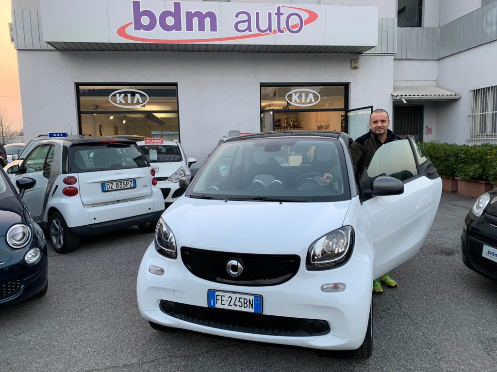 Cliente che ha acquistato un' automobile Smart da BDM auto a Brescia